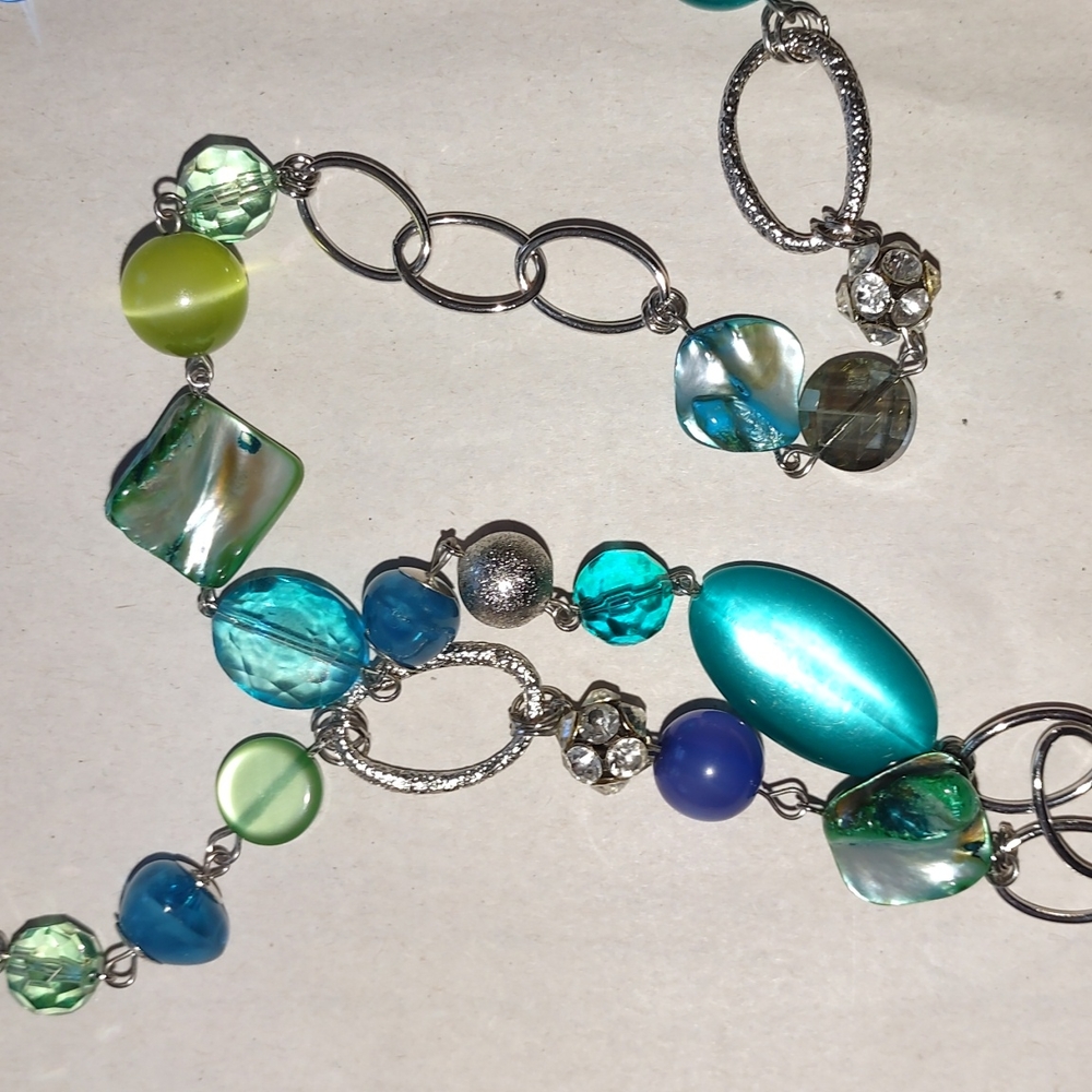 Turquoise colored acrylic Stone multicolored on a silver tone chain - Picture 2 of 4